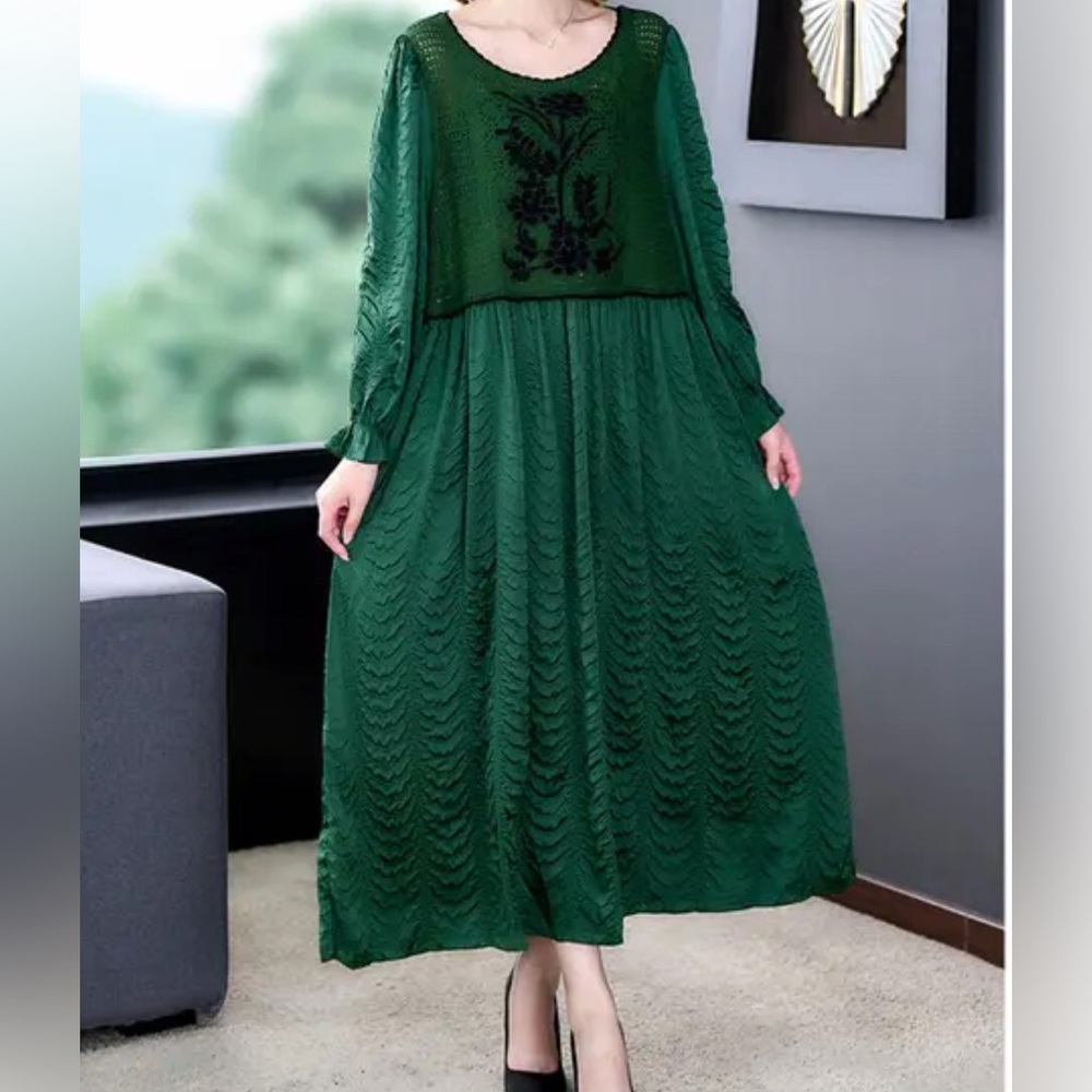 Arinae Sweater Dress Green Forest L NWT
It doesn’t have size and material tag